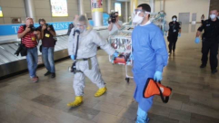 تدريبات في مطار اللد على تشخيص المصابين بوباء "ايبولا"